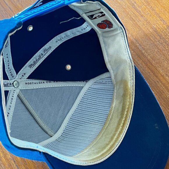 New York Knicks Mitchell & Ness Snapback Hat - Picture 3 of 5